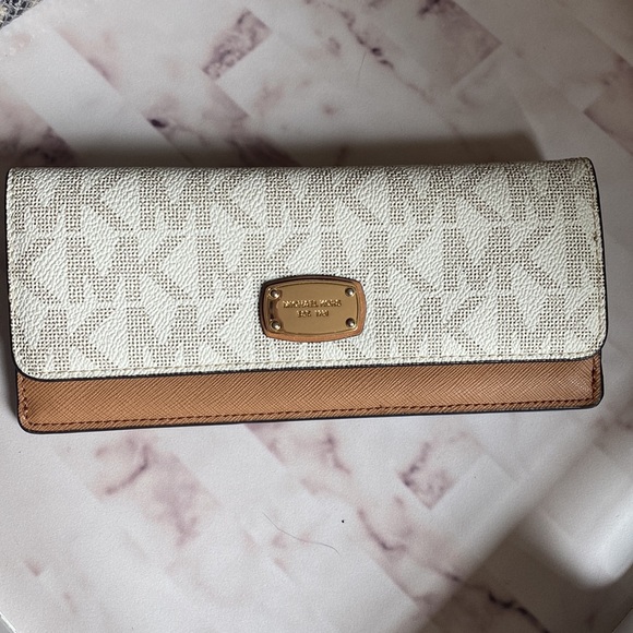 FREE w/ 3 or more item purchase π!! - Picture 8 of 11